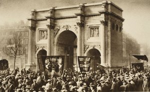 Polizia a cavallo scorta una processione di comunisti che passa per Marble Arch da English Photographer